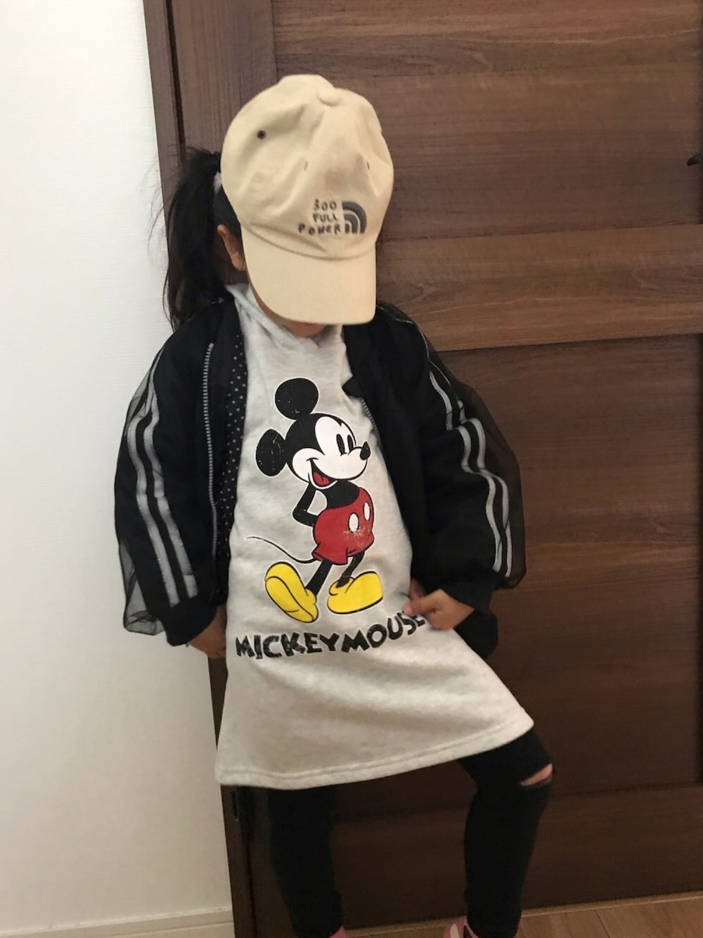 「パーカーフェス2018、パーカー、キャップ、プチプラコーデ、女の子、おんなのこ、キッズコーデ、カジュアル」｜「西松屋のアイテム（ワンピース、グレー系）」を使った、kiccham☆さん（キッズ・100cm）の冬コーディネートの1枚目の写真
