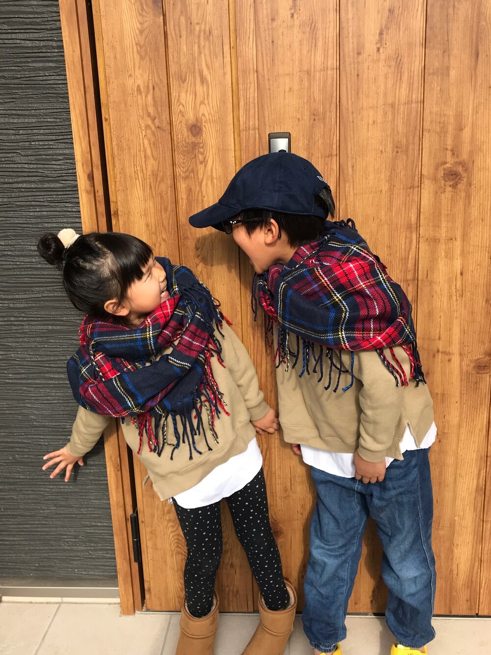 「キッズコーデ、リンクコーデ、兄妹コーデ、おしゃれさんと繋がりたい、カジュアル、公園」｜「FREAK'S STOREのWEB限定 KIDS ビッグシルエット サーマルレイヤード クルーネックスウェット（スウェット、ベージュ系）」を使った、kiccham☆さん（キッズ・120cm）の冬コーディネートの1枚目の写真