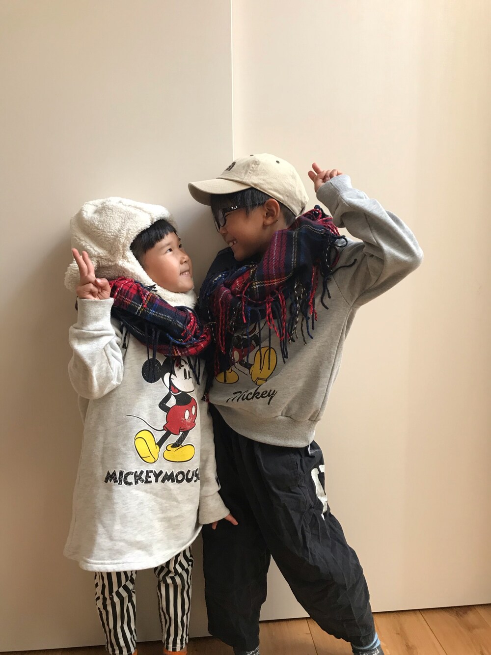 「リンクコーデ、兄妹コーデ、キッズコーデ、プチプラ、西松屋、ミッキー、めがね」｜「西松屋のアイテム（ワンピース、グレー系）」を使った、kiccham☆さん（キッズ・120cm）の冬コーディネートの1枚目の写真