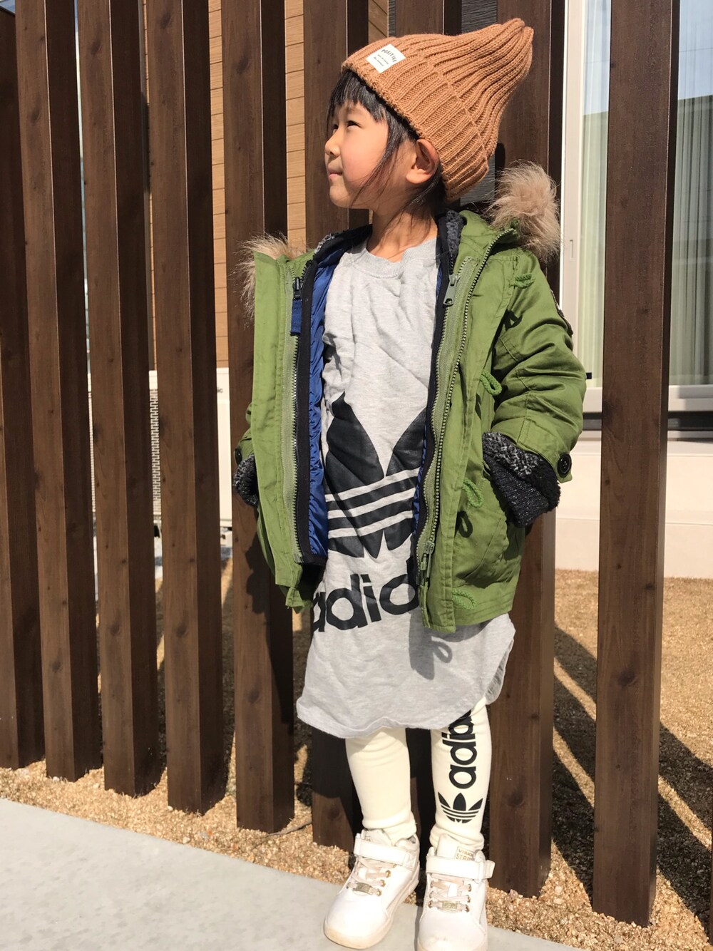 「カジュアル、ゆるコーデ、スポーツミックス、キッズコーデ、キッズファッション、女の子、おしゃれさんと繋がりたい、ニット帽」｜「BREEZEの3WAYジャケット（ミリタリージャケット、グリーン系）」を使った、kiccham☆さん（キッズ・100cm）の冬コーディネートの1枚目の写真