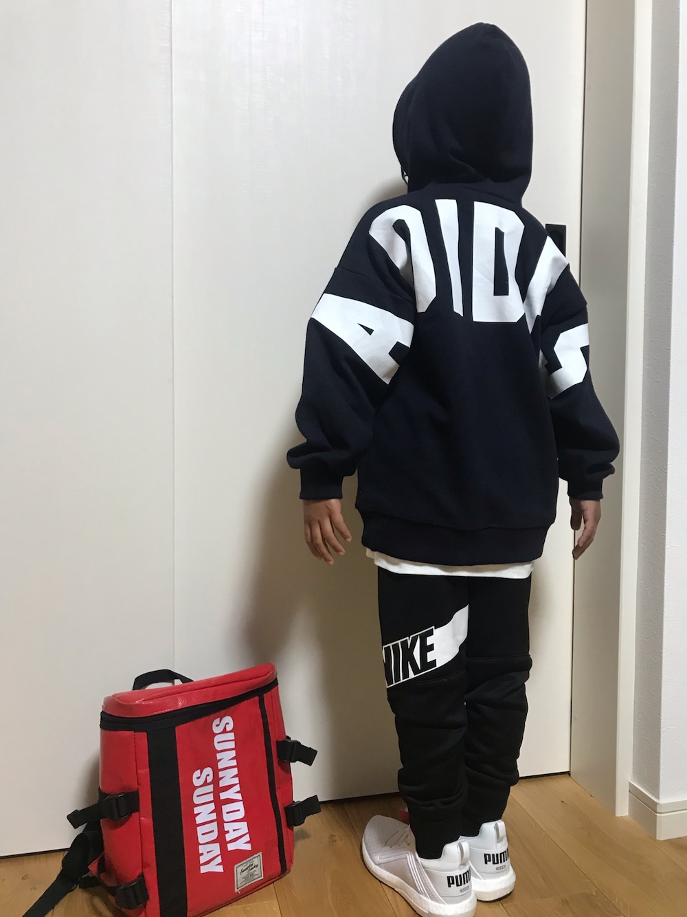 「キッズコーデ、おとこのこ、メガネ男子、カジュアル、スポーツミックス、スポーツコーデ」｜「Koreaのアイテム（パーカー、ブラック系）」を使った、kiccham☆さん（キッズ・120cm）の春コーディネートの1枚目の写真