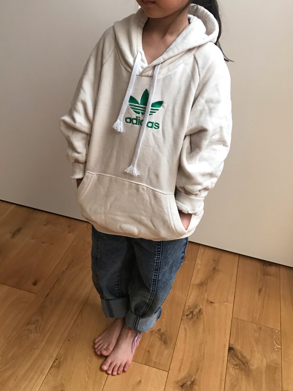 「キッズコーデ、キッズファッション、ゆるコーデ、プチプラ、韓国こども服、女の子、女の子コーデ、ボーイズライク、お洒落さんとつながりたい」｜「koreaのアイテム（パーカー、ベージュ系）」を使った、kiccham☆さん（キッズ・110cm）の春コーディネートの1枚目の写真