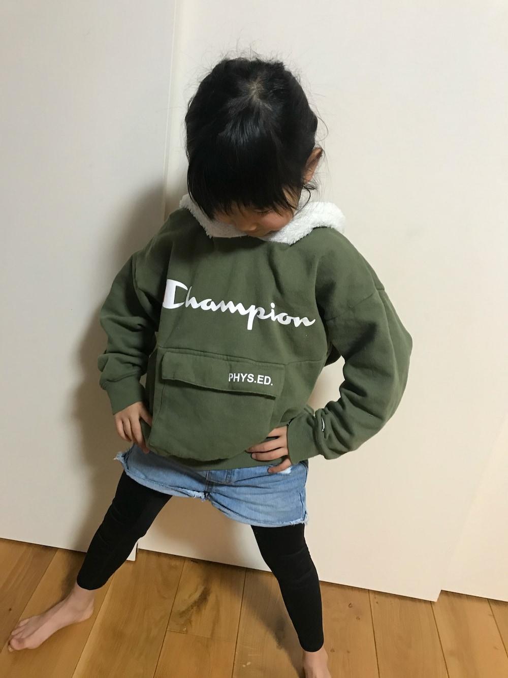 「休日スタイル、カジュアルコーデ、パンツコーデ、ショートパンツ、パーカー、女の子、キッズコーデ、キッズファッション、お洒落さんとつながりたい」｜「Championのアイテム（パーカー、グリーン系）」を使った、kiccham☆さん（キッズ・120cm）の冬コーディネートの1枚目の写真