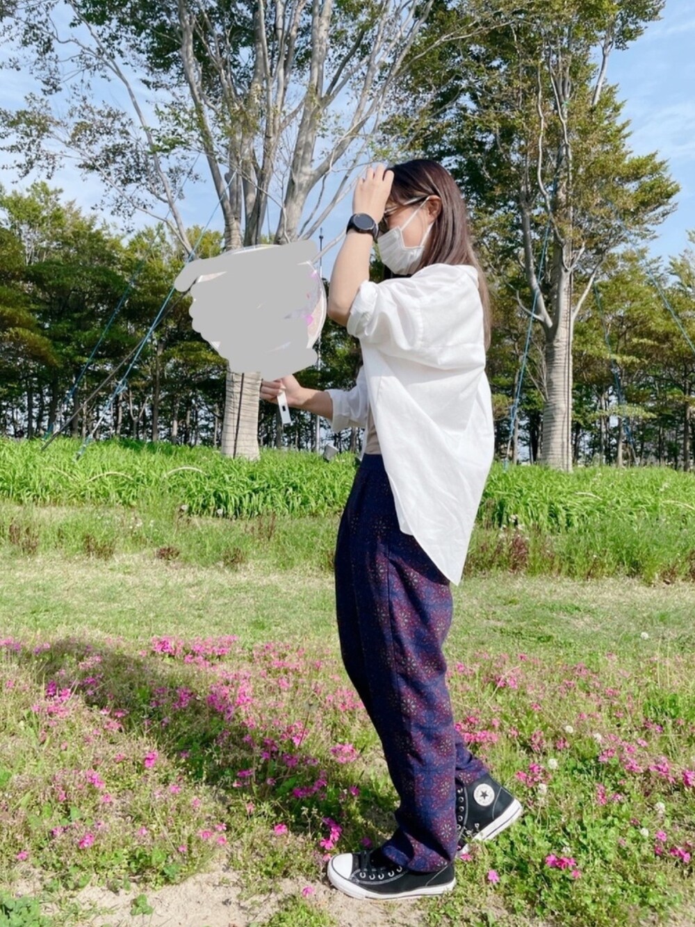 「SexyZone、セクゾ、大人カジュアル、ゆるコーデ、シンプルコーデ、cons」｜「antiquaのモードドルマンシャツ（シャツ/ブラウス、ホワイト系）」を使った、mimam！さん（レディース・162cm）の春コーディネートの1枚目の写真