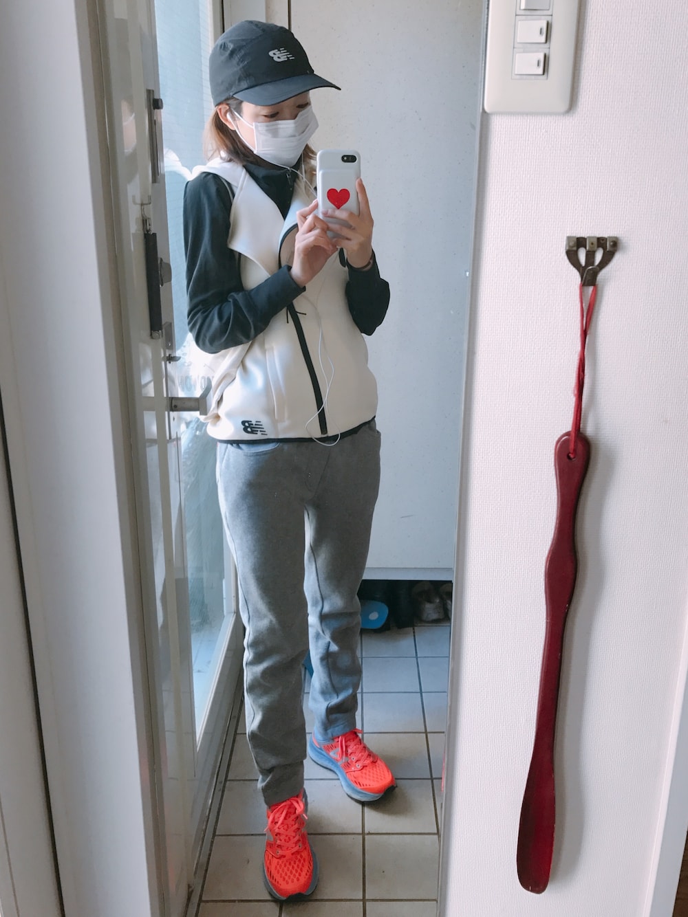 「カジュアルコーデ、冬、シンプル、ニューバランス、ランニングシューズ、ランニングスタイル、running、スボーツミックス、New Balance」｜「NEW BALANCEのスポーツスタイルベスト（ベスト、ホワイト系）」を使った、猪鼻ちひろさん（レディース・150cm）の冬コーディネートの1枚目の写真
