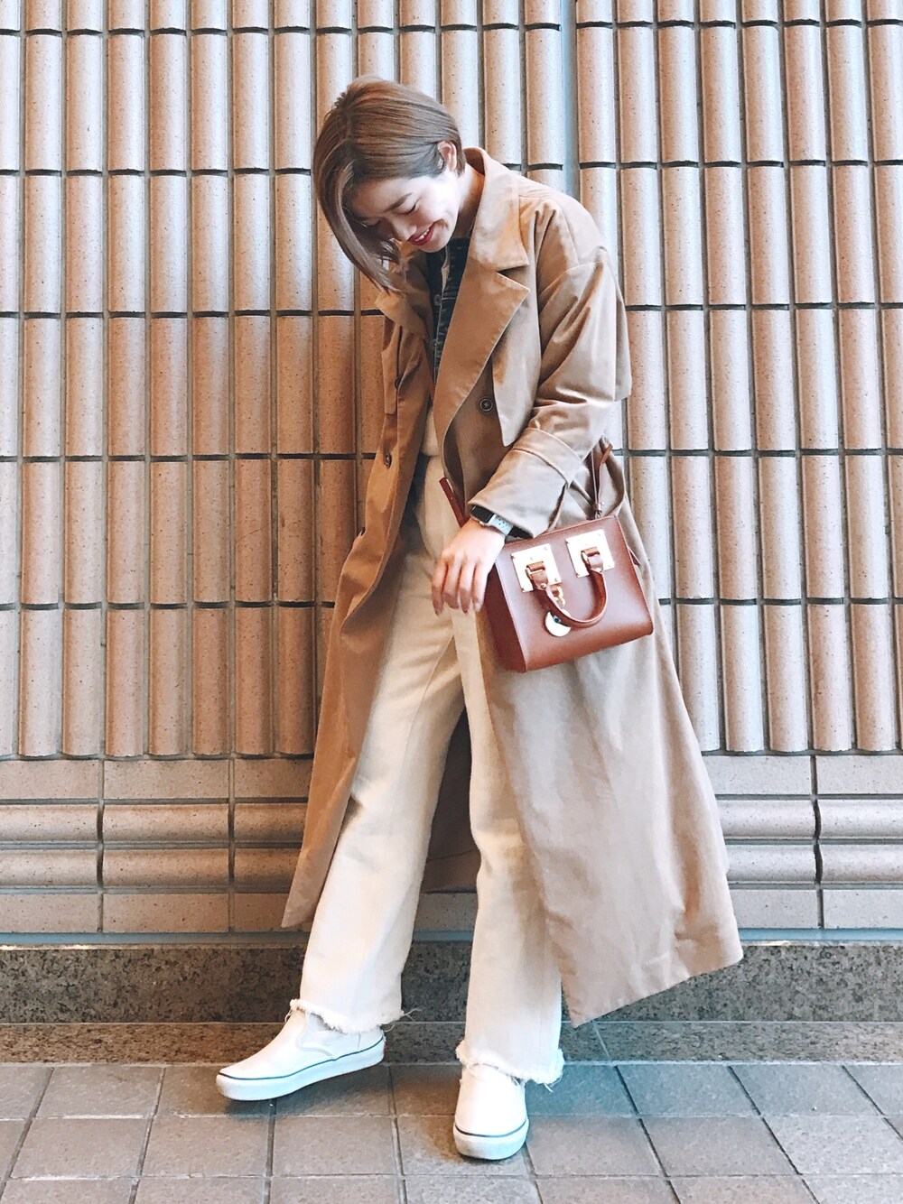 「オトナカジュアル、春、オトナ女子、ラクチンコーデ、casual、outfit、Gジャン、低身長、トレンチコート、白パンツ」｜「Sophie HulmeのSOPHIE HULME 『ALBION』BOXトートバッグ（トートバッグ、ブラウン系）」を使った、猪鼻ちひろさん（レディース・150cm）の春コーディネートの1枚目の写真