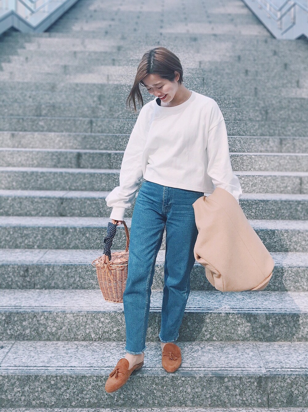 「はるコーデ、大人カジュアル、ootd、デニム、キレイめ、春コーデ、パンプス、ミュール、白、デニムパンツ」｜「BEAUTY&YOUTH UNITED ARROWSの＜6(ROKU)＞DOUBLE FACE PULLOVER/ｶｯﾄｿｰ（Tシャツ/カットソー、ホワイト系）」を使った、猪鼻ちひろさん（レディース・150cm）の春コーディネートの1枚目の写真