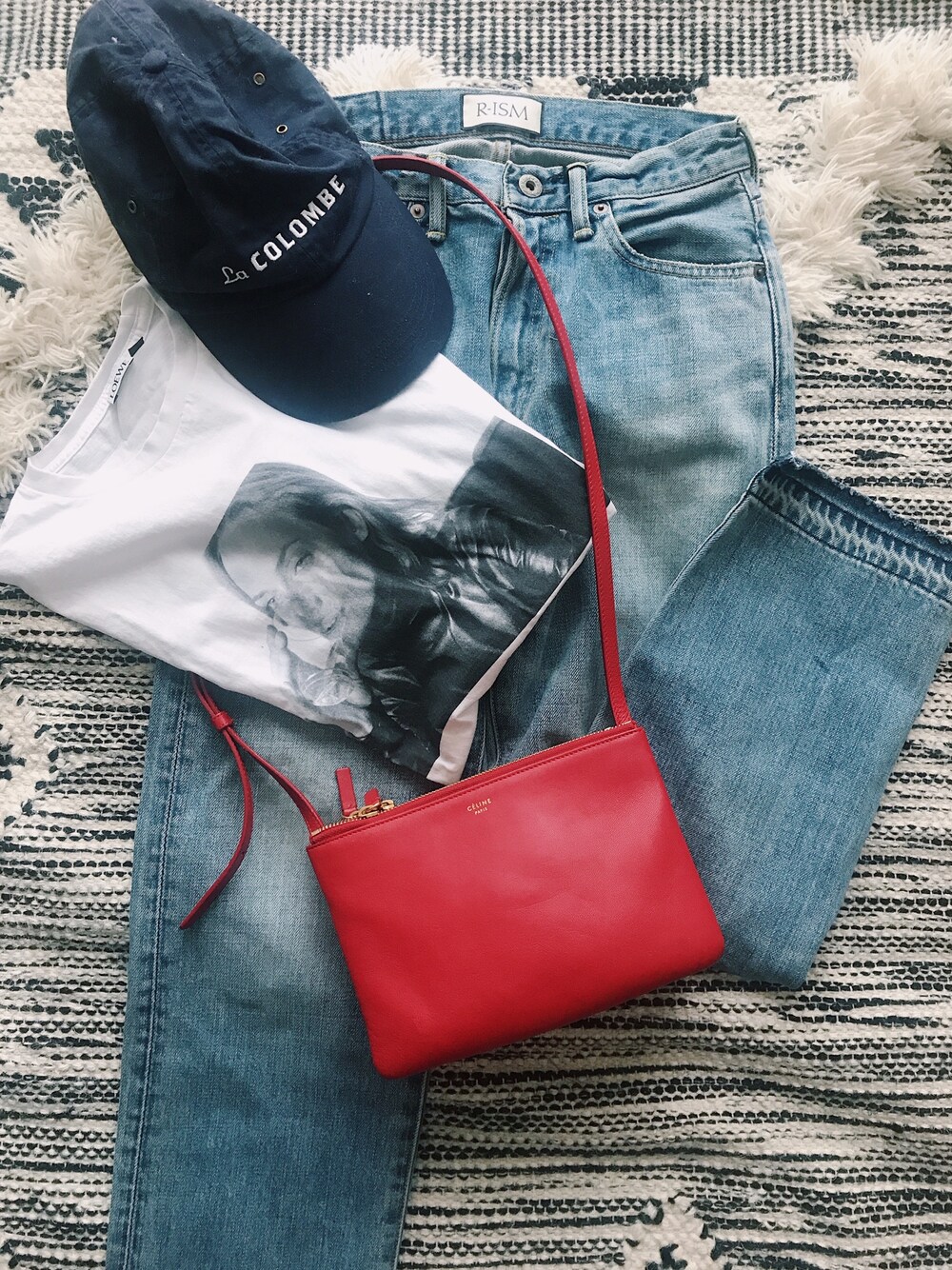 「カジュアル、カジュアルコーデ、夏、Tシャツ、デニムコーデ、デニム、デニムパンツ、CELINE、キャップ、パンツスタイル」｜「LOEWEのアイテム（Tシャツ/カットソー、ホワイト系）」を使った、猪鼻ちひろさん（レディース・150cm）の冬コーディネートの1枚目の写真