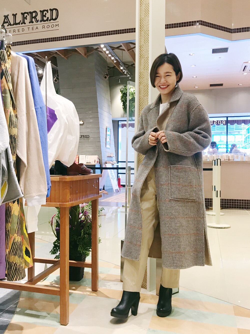 「秋服準備はじめました、秋コーデ、オトナカジュアル、カジュアル、大人かわいい、休日スタイル、きれいめカジュアル、ROSE BUD、お洒落さんとつながりたい、低身長」｜「ROSE BUDのリバーシブルチェスターコート（チェスターコート、ベージュ系）」を使った、猪鼻ちひろさん（レディース・150cm）の秋コーディネートの1枚目の写真