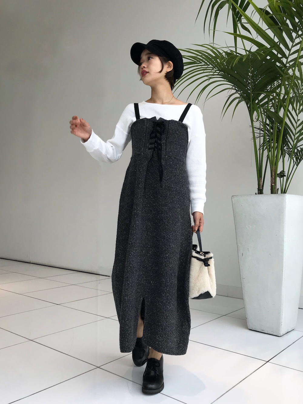 「ROSE BUD、ローズバッド、ニット、ニットワンピース、ニットワンピ、Dr.Martens、マーチン、秋のコーデ、大人カジュアル、大人かわいい」｜「ROSE BUDのマルチウェイニットワンピース（ワンピース、ブラック系）」を使った、猪鼻ちひろさん（レディース・150cm）の秋コーディネートの1枚目の写真