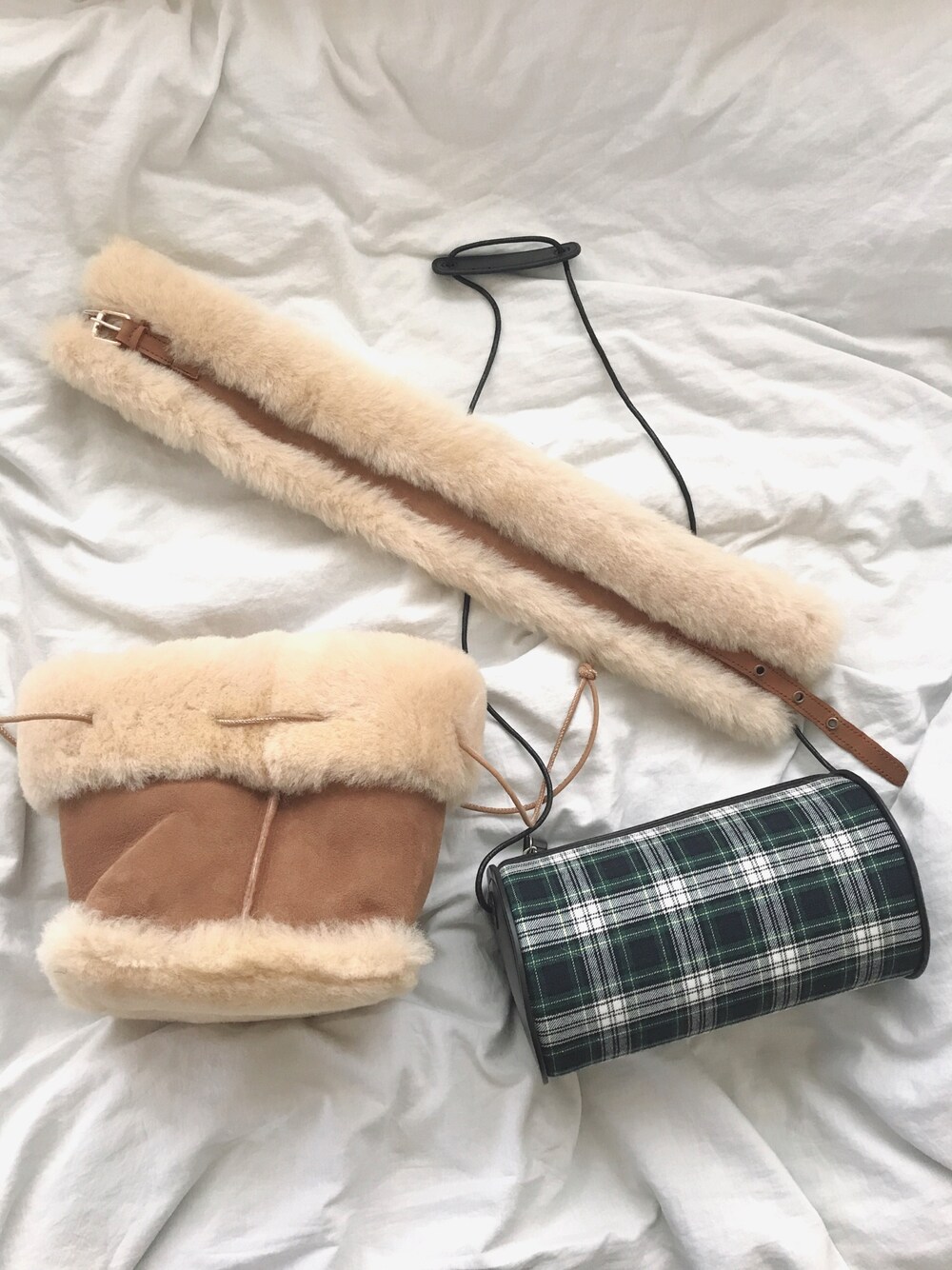 「秋のブラウンスタイル、秋のコーデ、シンプルコーデ、秋色、ootd、control freak、casselini、マフラー、バッグ」｜「Casseliniの【Casselini】フェイクムートンショルダー　　  172-110508        0（ショルダーバッグ、イエロー系）」を使った、猪鼻ちひろさん（レディース・150cm）の秋コーディネートの1枚目の写真
