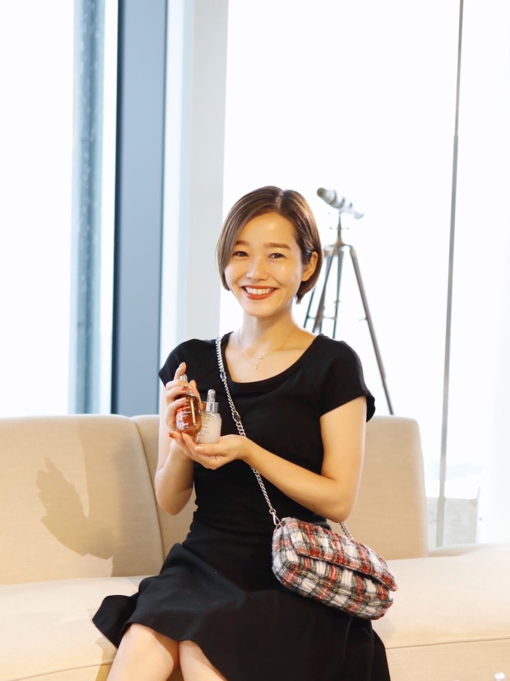「秋コーデ、大人カジュアル、結婚式、結婚式二次会スタイル、結婚式 ワンピース、パーティースタイル、黒、MIUMIU、ブラック、オトナ女子」｜「miumiuのアイテム（ショルダーバッグ、ホワイト系）」を使った、猪鼻ちひろさん（レディース・150cm）の秋コーディネートの1枚目の写真