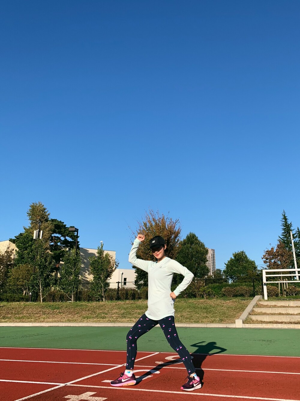 「スポーツMIX'18秋、秋のコーデ、ランニングシューズ、ランニングスタイル、ランニング、ニューバランス、ナイキ、New Balance、NIKE」｜「NEW BALANCEのアイテム（レギンス/スパッツ、ブルー系）」を使った、猪鼻ちひろさん（レディース・150cm）の秋コーディネートの1枚目の写真