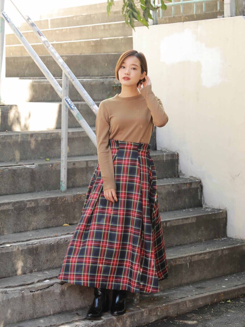 「UNIQLO、ユニクロ、秋のコーデ、シンプルコーデ、ラクチンコーデ、プチプラコーデ、秋冬、ブラウンコーデ、プチプラ、チェック」｜「MILKFED.のPLAID HIGH WAIST SKIRT（スカート、ブルー系）」を使った、猪鼻ちひろさん（レディース・150cm）の秋コーディネートの1枚目の写真