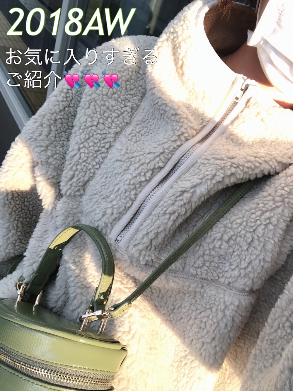 「大人カジュアル、秋のコーデ、オトナ女子、おしゃれさんと繋がりたい、秋冬、カジュアル、outfit、冬コーデ、ビッグシルエット、ゆるコーデ」｜「Casseliniのエナメルラウンドバッグ（ショルダーバッグ、グリーン系）」を使った、猪鼻ちひろさん（レディース・150cm）の秋コーディネートの1枚目の写真