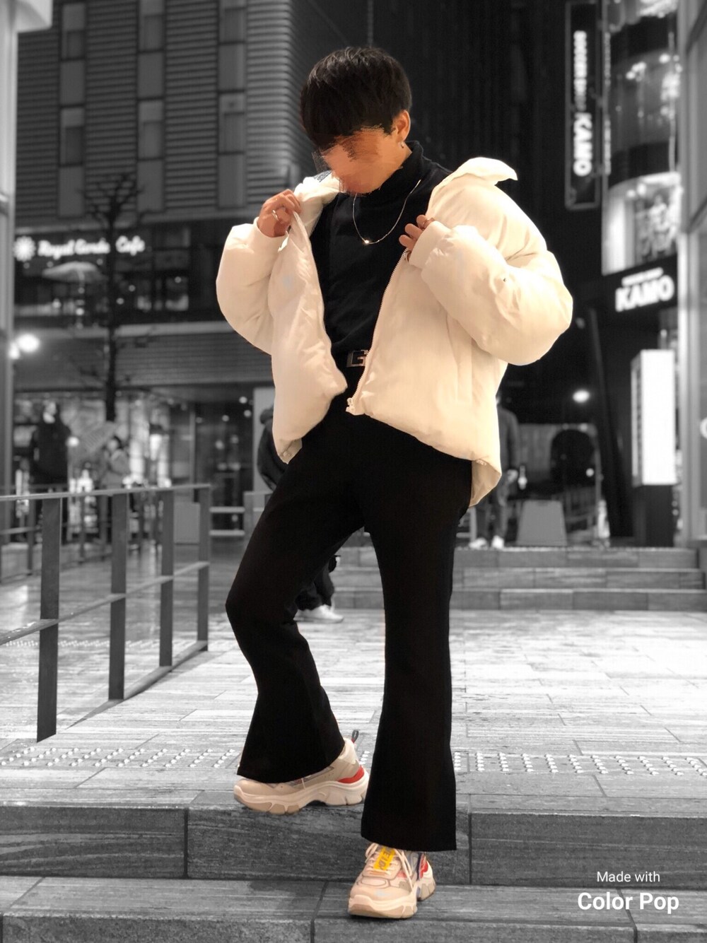 「フレアパンツ、ダウンジャケット、ダウン、タックイン、ハイネック、スニーカー、スニーカーコーデ、韓国ファッション、韓国、ホワイト」｜「NERDYのアイテム（スニーカー、ホワイト系）」を使った、KAKERU さん（メンズ・168cm）の冬コーディネートの1枚目の写真