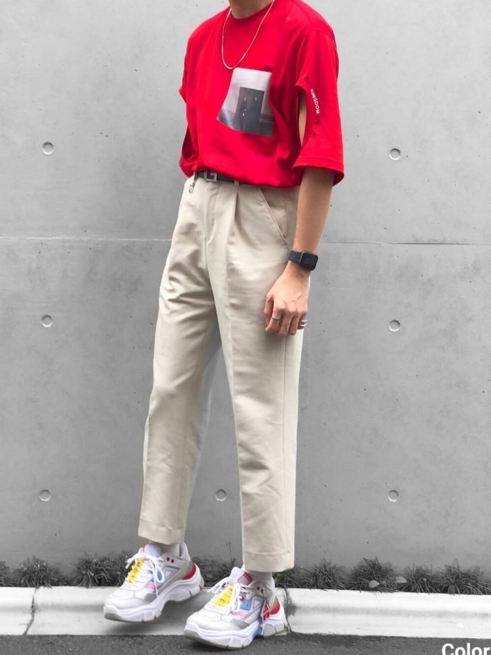「burberry、赤、red、夏コーデ、Tシャツ、スニーカー、韓国ブランド、タックイン、スラックス、夏だ！Tシャツ着よう！」｜「MASONPRINCEの【M.P Studios】TR素材 タック入り スラックス ウエストゴム（スラックス、ホワイト系）」を使った、KAKERU さん（メンズ・168cm）の夏コーディネートの1枚目の写真