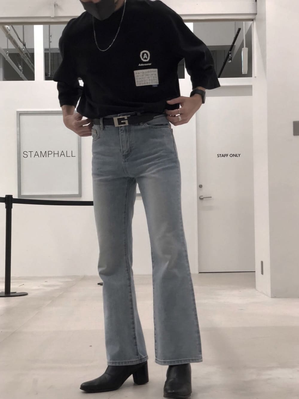 「Tシャツ、韓国ファッション、韓国ブランド、デニム、ジーンズ、デニムパンツ、フレアパンツ、フレアデニム、ショートパンツ」｜「ADER errorのアイテム（トップス、ブラック系）」を使った、KAKERU さん（メンズ・168cm）の秋コーディネートの1枚目の写真
