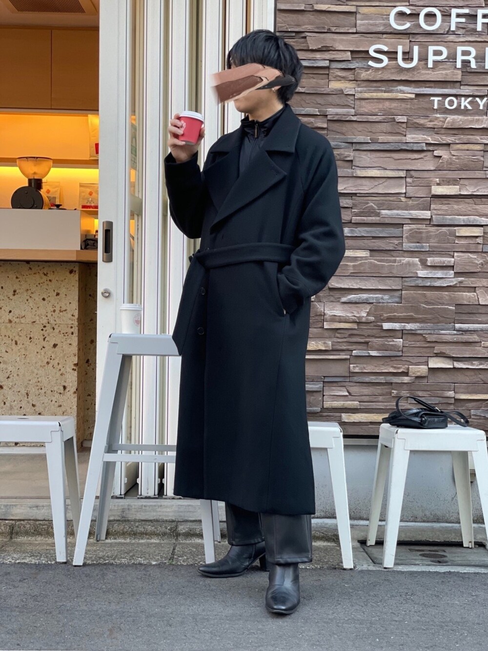 「古着、古着MIX、スポーツミックス、ジャージ、レザー、レザーパンツ、オーバーコート、ブーツ、オールブラック、ブラックコーデ」｜「adidasのマストハブ 3ストライプス ジャケット [Must Haves 3-Stripes Jacket] アディダス（ナイロンジャケット、ブラック系）」を使った、KAKERU さん（メンズ・168cm）の冬コーディネートの1枚目の写真