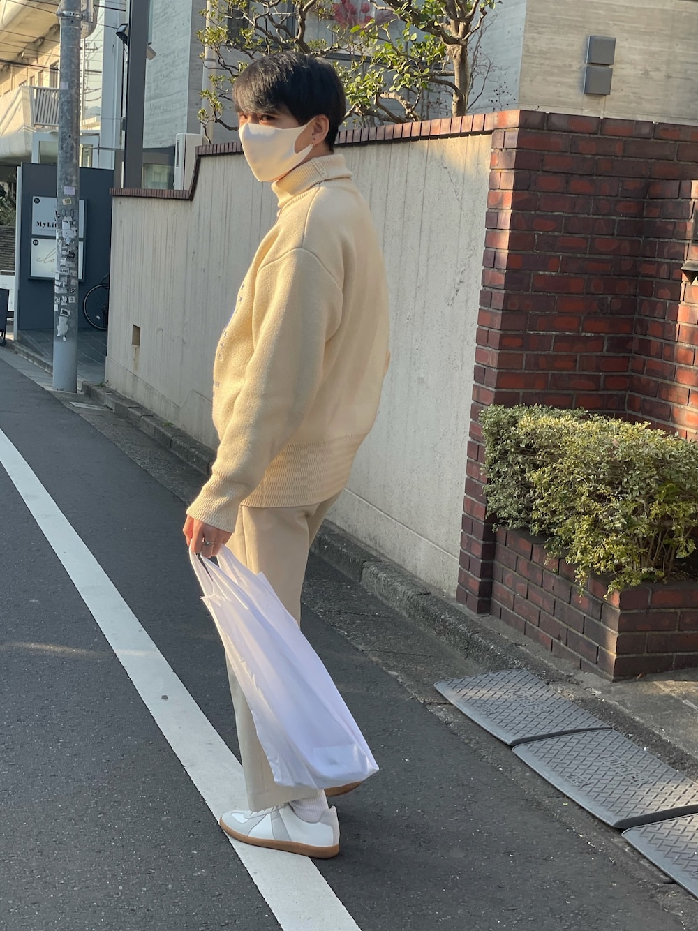 「淡色コーデ、韓国ブランド、ADER error、ジャーマントレーナー、ワントーンコーデ、オールホワイト、春コーデ、スニーカー、白パンツ、白スニーカー」｜「ADER errorのアイテム（ニット/セーター、ホワイト系）」を使った、KAKERU さん（メンズ・169cm）の冬コーディネートの1枚目の写真