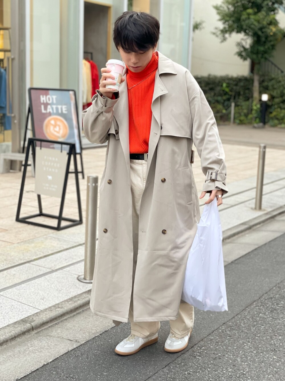 「トレンチコート、春アウター、ジャーマントレーナー、タートルネック、春コーデ、ホワイトパンツ、白パンツ、ワイドデニム、タックイン、スニーカーコーデ」｜「Maison MargielaのMaison Margiela - Replica スニーカー - men - カーフレザー/レザー/rubber - 41.5（スニーカー、ホワイト系）」を使った、KAKERU さん（メンズ・170cm）の春コーディネートの1枚目の写真