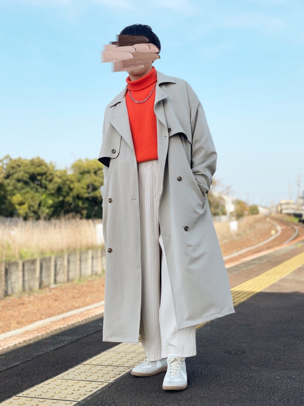 「春コート、春アウター、ペールトーン、ベージュコーデ、春カラー、トレンチコート、プリーツパンツ、ジャーマントレーナー、ワイドパンツ、ビッグシルエット」｜「FREAK'S STOREの【一部WEB限定】ビッグシルエット畔編みタートルニット（ウォッシャブル対応）（ニット/セーター、オレンジ系）」を使った、KAKERU さん（メンズ・170cm）の春コーディネートの1枚目の写真