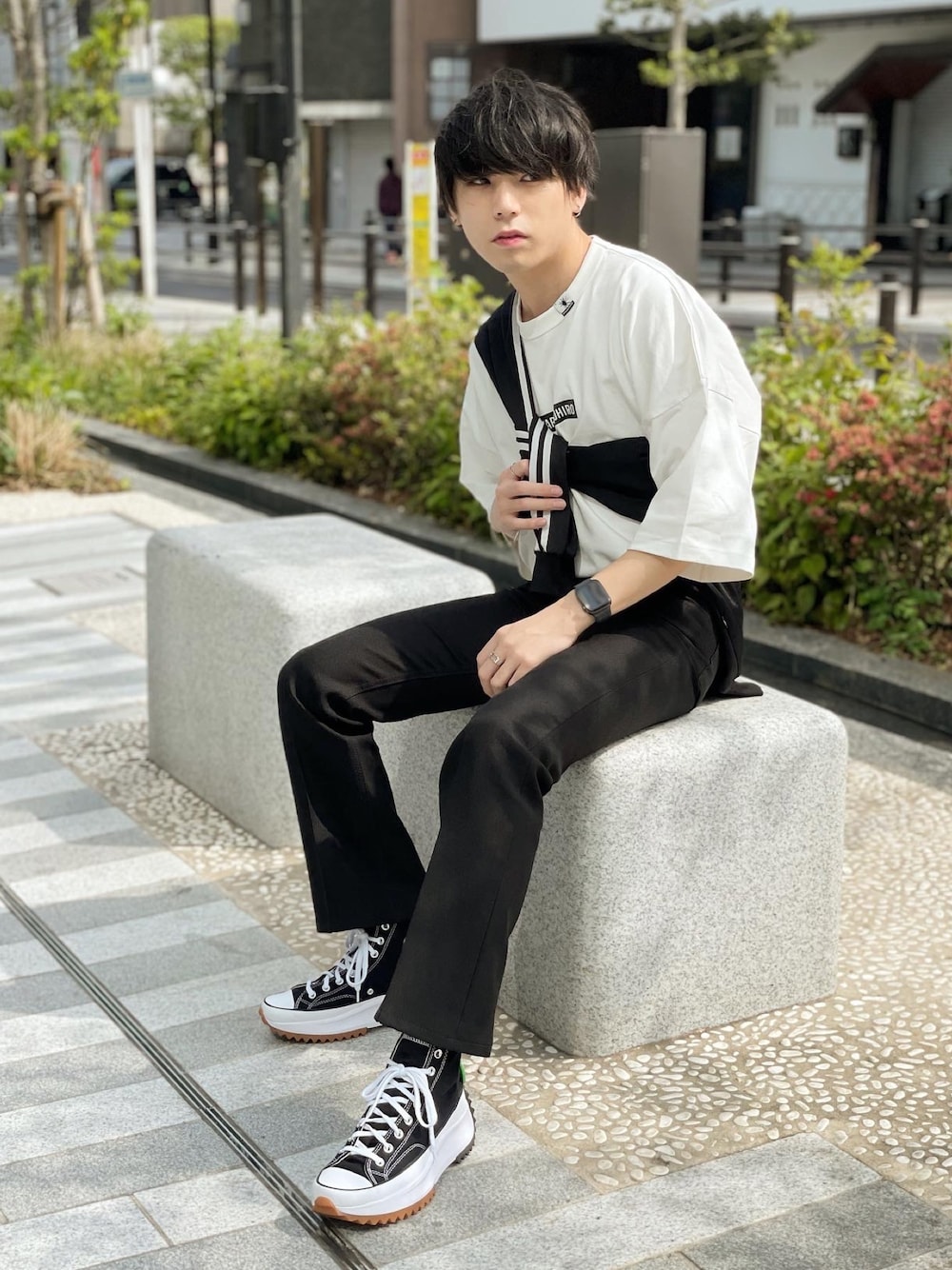 「たすき掛け、Tシャツ、MIHARAYASUHIRO、GU、GUコーデ、プチプラ、コンバース、converse、フレアパンツ、モノトーン」｜「MIHARAYASUHIRO×GUのアイテム（Tシャツ/カットソー、ホワイト系）」を使った、KAKERU さん（メンズ・170cm）の春コーディネートの1枚目の写真