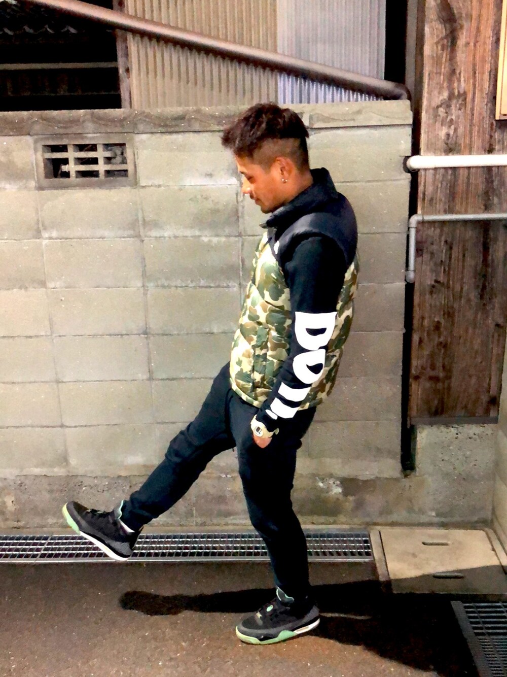 その他のジャケット/アウター、ブラック系のトップス、ブラック系のパンツを着用したメンズの冬コーディネートの1枚目の写真