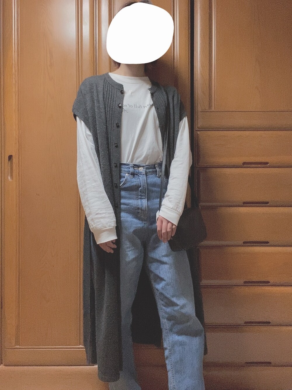 ホワイト系のTシャツ/カットソー、ブラック系のワンピース、ブルー系のデニムパンツを着用したレディースの春コーディネートの1枚目の写真