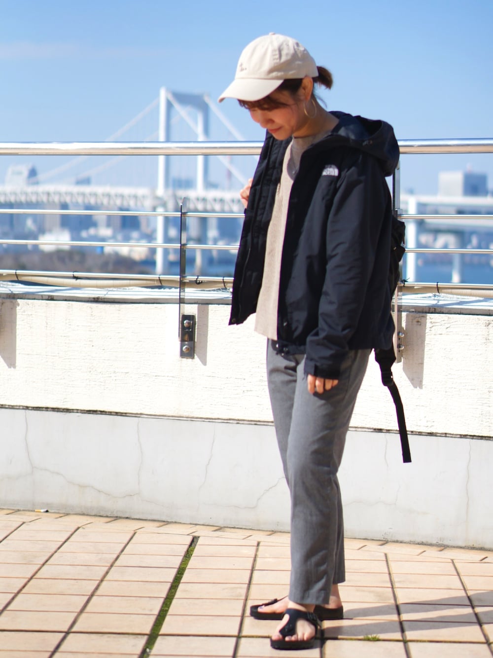「ビルケンシュトック、ギゼ、EVA、トラベル、シンプルコーデ」｜「THE NORTH FACEのアイテム（マウンテンパーカー、ブラック系）」を使った、amu.さん（レディース・150cm）の春コーディネートの1枚目の写真