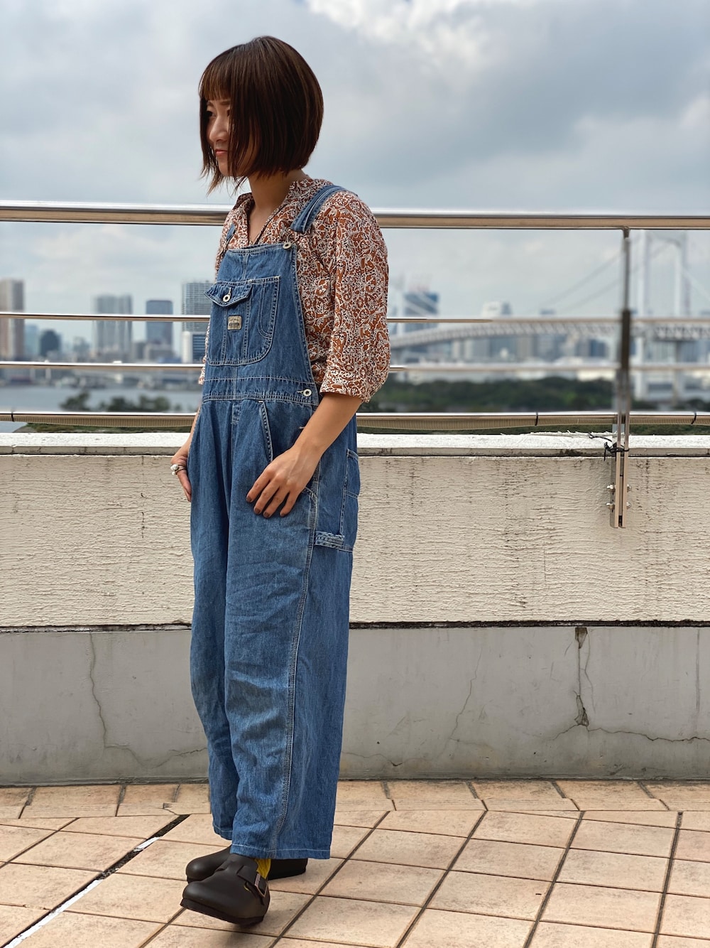「OLD NAVYのアイテム（サロペット/オーバーオール、ブルー系）」を使った、amu.さん（レディース・150cm）の秋コーディネートの1枚目の写真