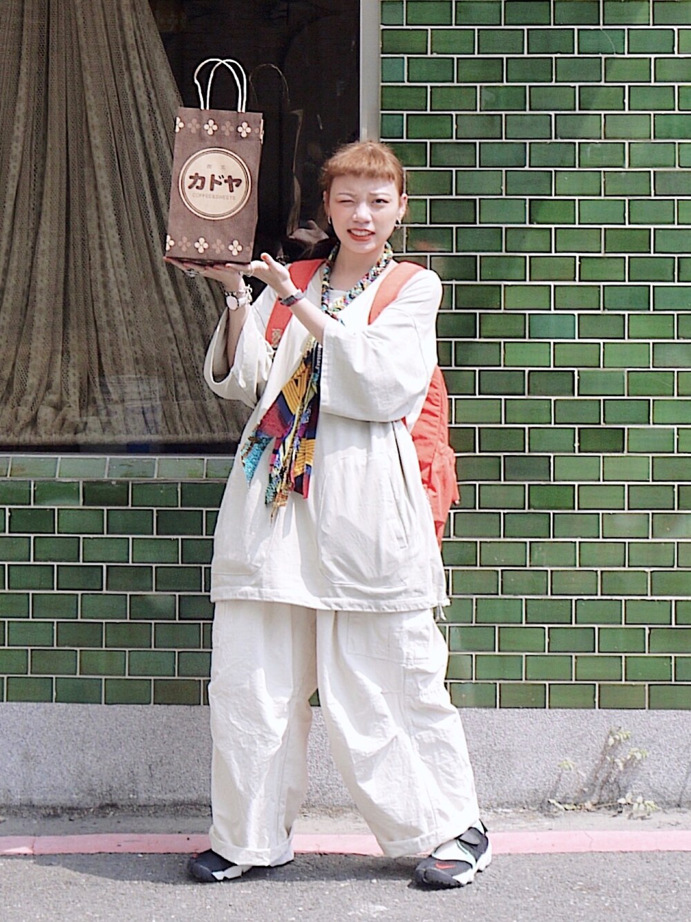 「kiplingのKipling Seoul Backpack（バックパック/リュック、オレンジ系）」を使った、AILO👦🏼さん（レディース・153cm）の春コーディネートの1枚目の写真