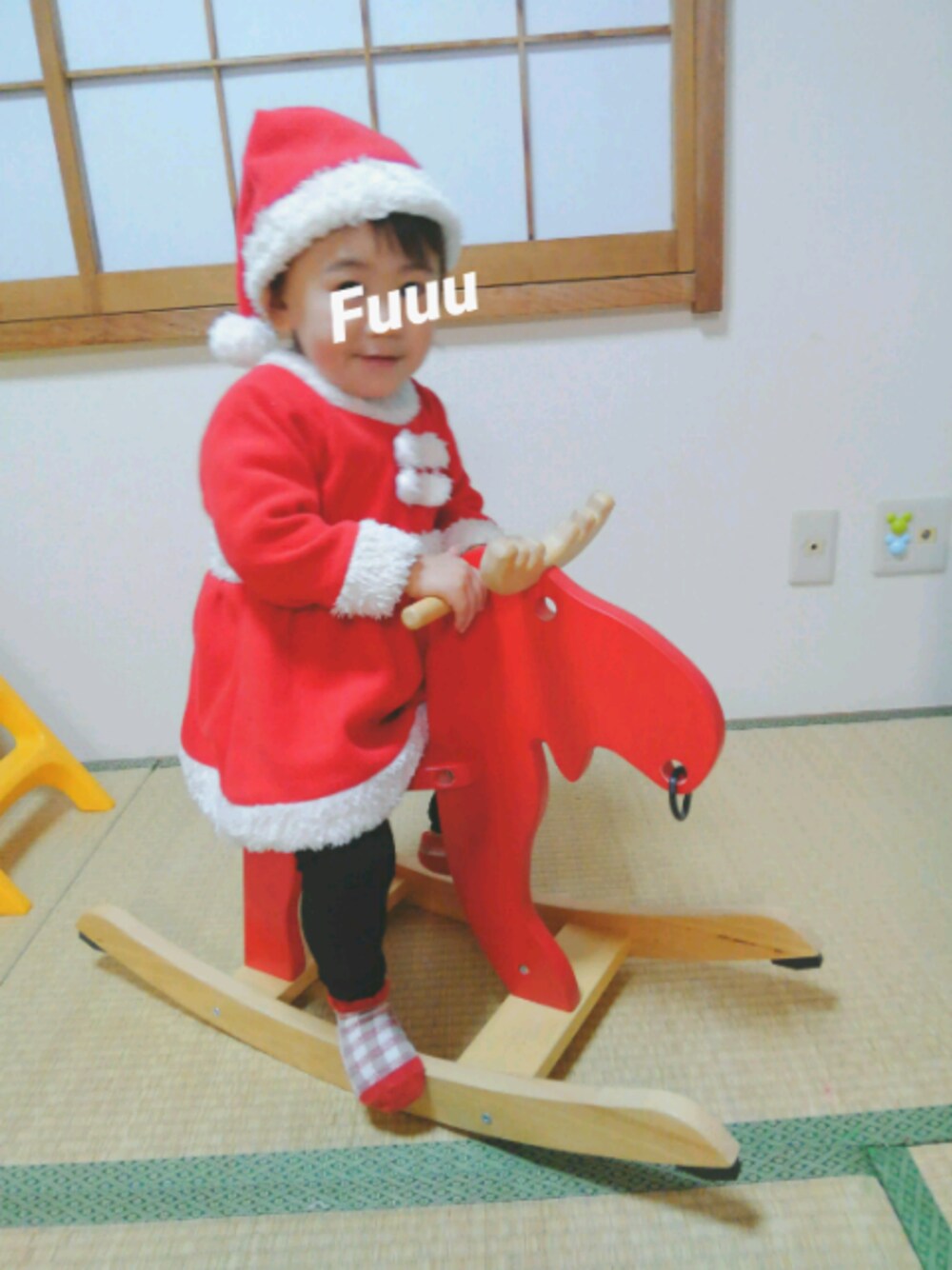 レッド系のトップス、レッド系のワンピースを着用したキッズの冬コーディネートの1枚目の写真