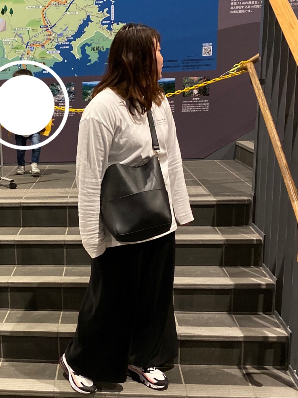 「カジュアル、カジュアルコーデ、プチプラ、プチプラコーデ、ママコーデ、シルバーアクセサリー、FREAK’Ｓ STORE、ワイドパンツ、ゴッホ、エアマックス」｜「PHILIPPE AUDIBERTの【PHILIPPE AUDIBERT/フィリップ・オーディベール】Jenny lisse earring：ピアス（ピアス（両耳用）、シルバー系）」を使った、3yamaさん（レディース・160cm）の秋コーディネートの1枚目の写真