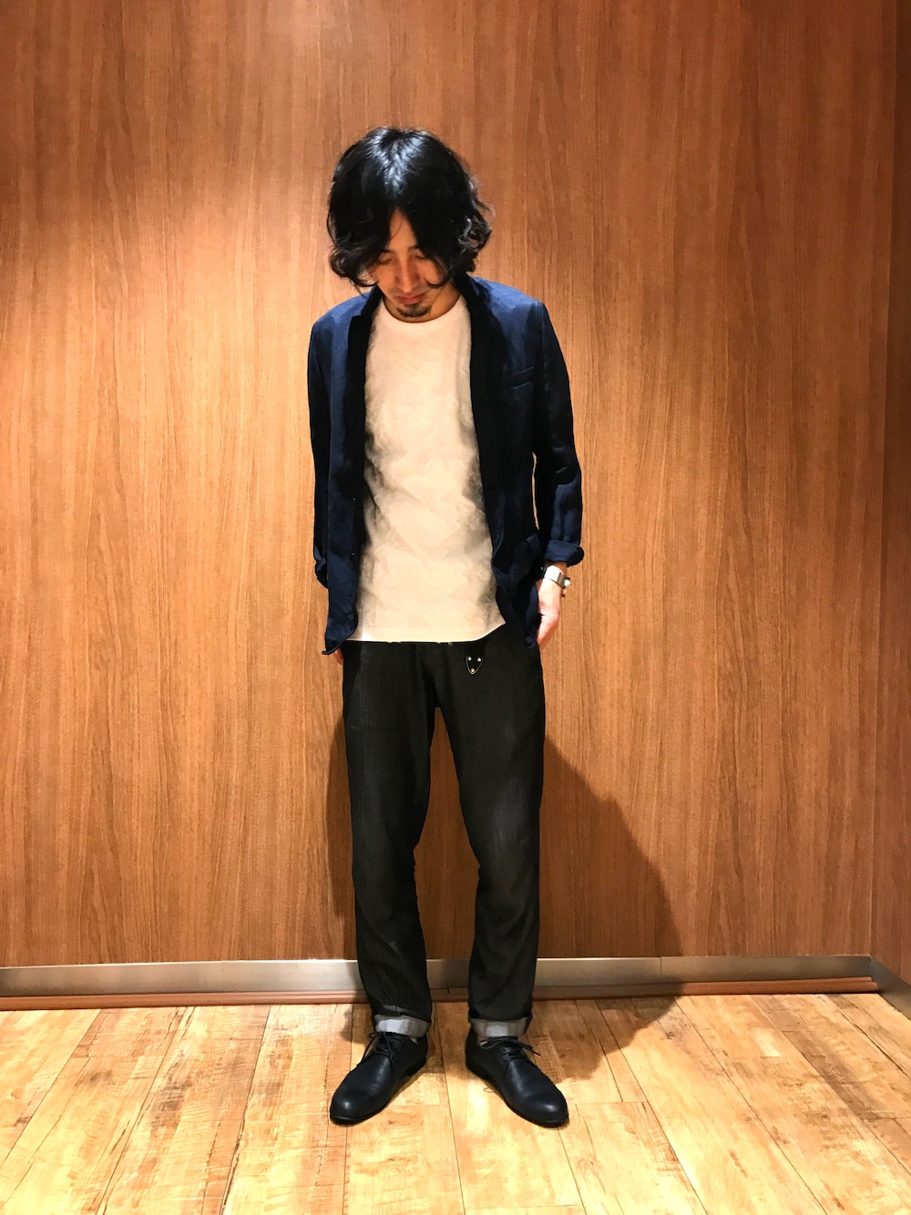 ブルー系のテーラードジャケット、ホワイト系のTシャツ/カットソー、ブラック系のパンツを着用したメンズの春コーディネートの1枚目の写真