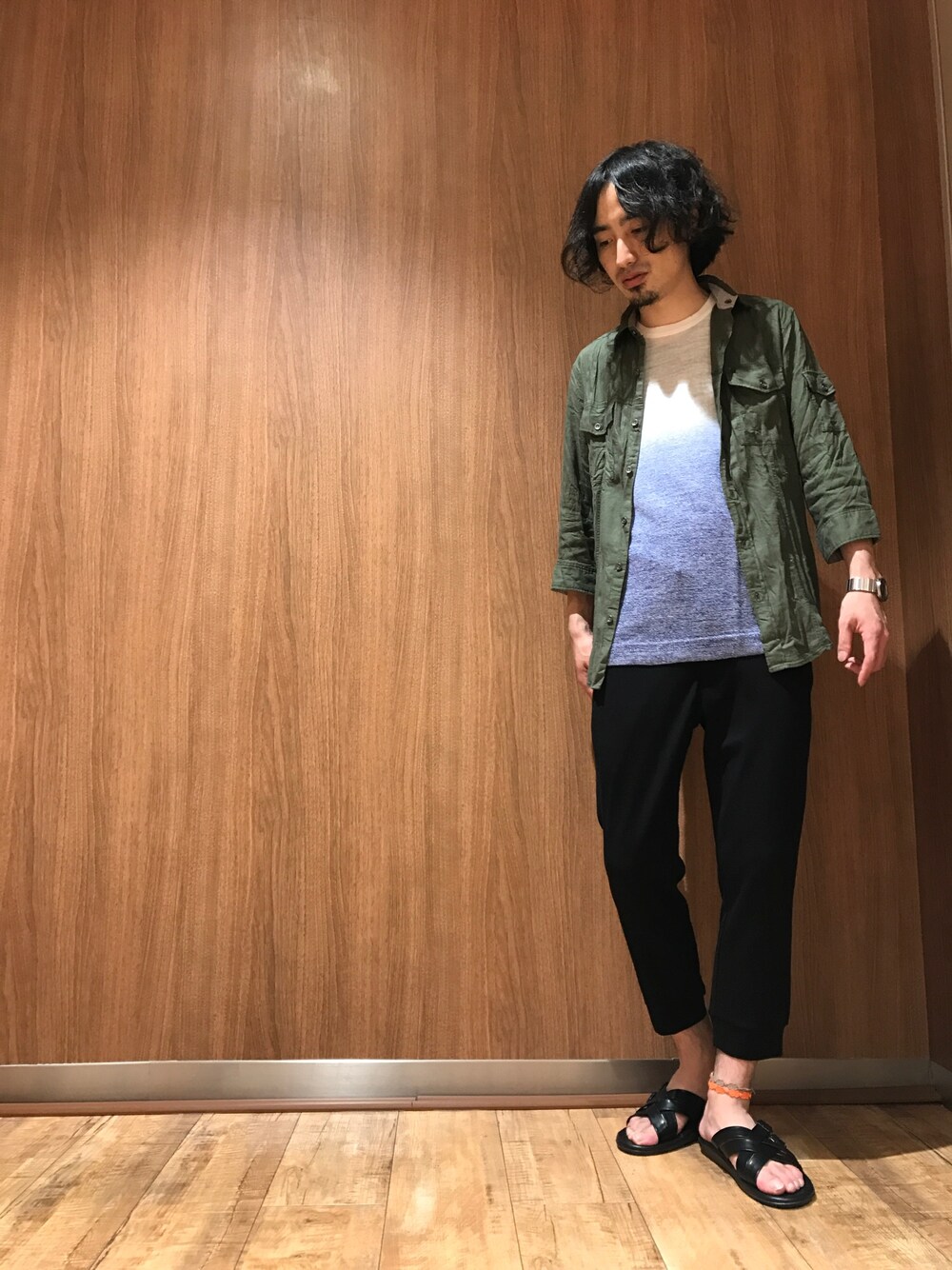 グリーン系のシャツ/ブラウス、ホワイト系のニット/セーター、ブラック系のその他パンツを着用したメンズの春コーディネートの1枚目の写真