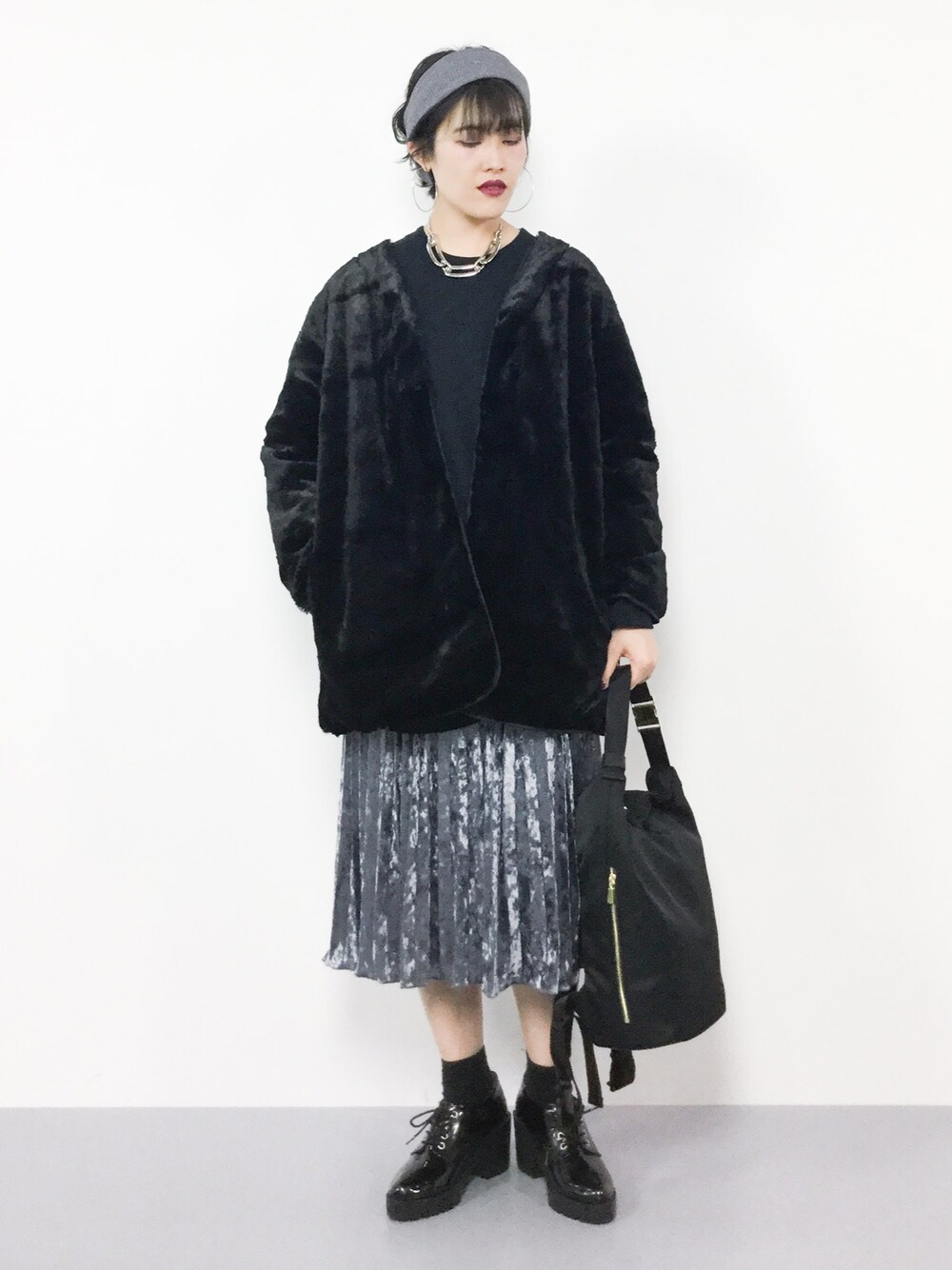 「ファー、アウター、黒、ベロア、プリーツスカート、冬、秋服、URBAN RESEARCH、秋コーデ、秋冬コーデ」｜「LOWRYS FARMのリバーシブル／Ｆファーコート　766926（その他アウター、ブラック系）」を使った、ハマアイさん（レディース・161cm）の秋コーディネートの1枚目の写真