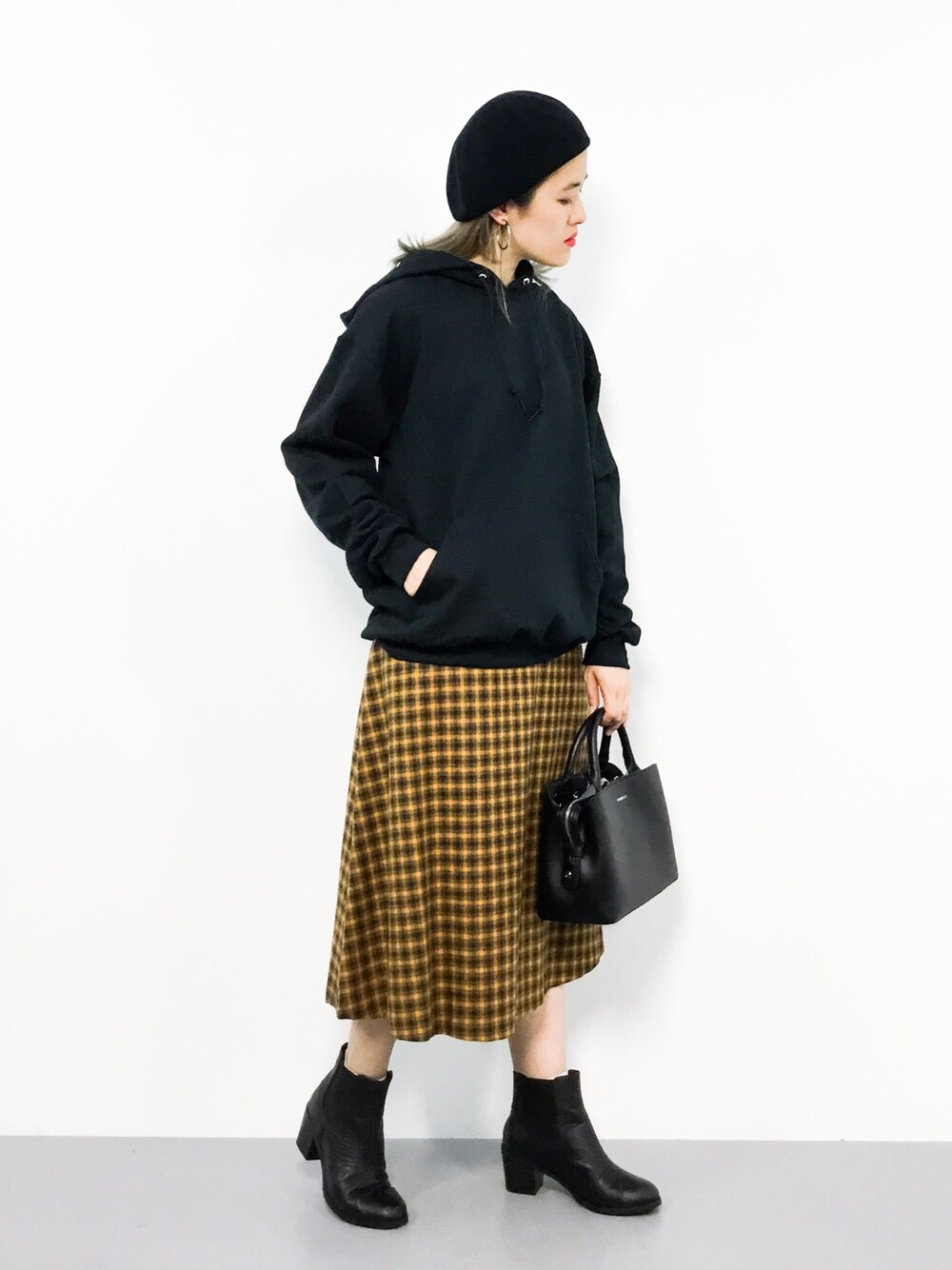 「スウェット、スカート、パーカー、LOWRYS FARM、秋のコーデ、トレーナー、チェックスカート、BEAUTY&YOUTH UNITED ARROWS、フーディー、秋」｜「LOWRYS FARMのＪＥＲＺＥＥＳウラケパーカー　808666（パーカー、ブラック系）」を使った、ハマアイさん（レディース・161cm）の秋コーディネートの1枚目の写真