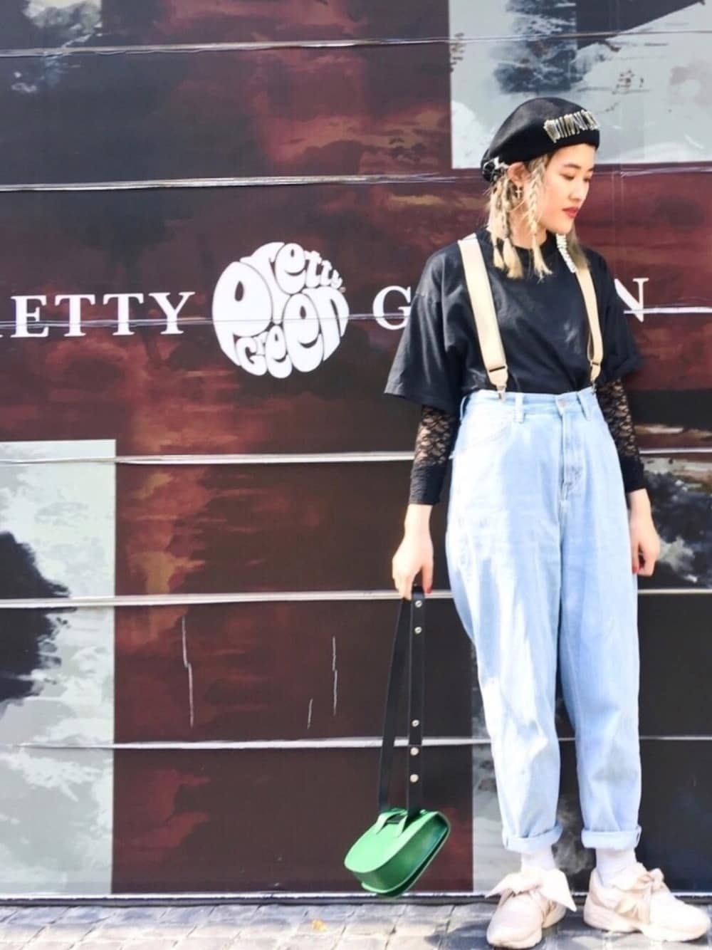 「大人カジュアル、ハイウエスト、デニムパンツ、重ね着、PUMA、スニーカー、秋のコーデ、秋、サスペンダー、ウエストポーチ」｜「style nandaのアイテム（Tシャツ/カットソー、ブラック系）」を使った、ハマアイさん（レディース・161cm）の秋コーディネートの1枚目の写真