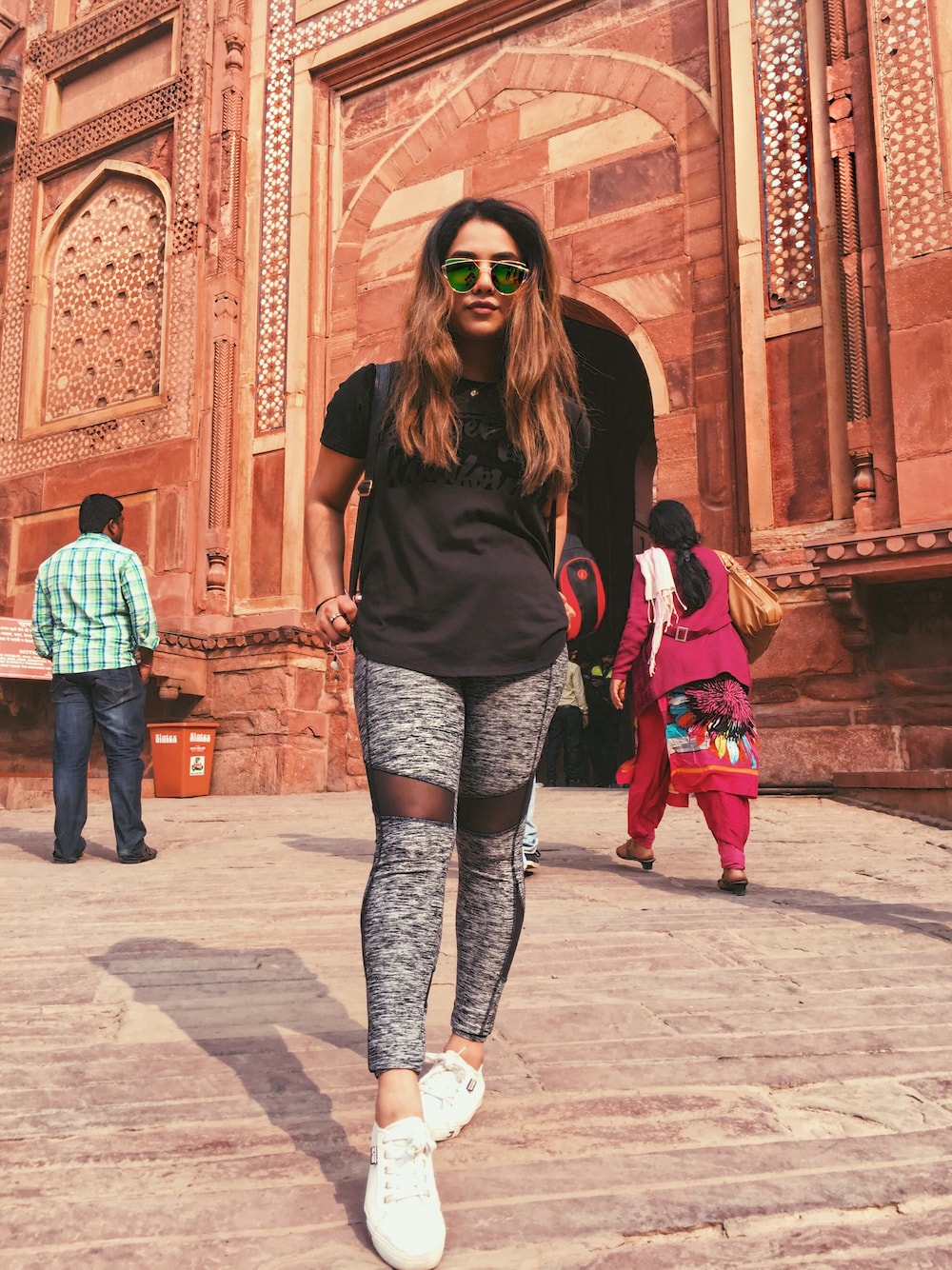 「Agra, India、ootd、casual、sporty、travel、fashion、streetstyle、india」｜「Hollisterのアイテム（Tシャツ/カットソー、ブラック系）」を使った、Aishさん（レディース・157cm）の冬コーディネートの1枚目の写真