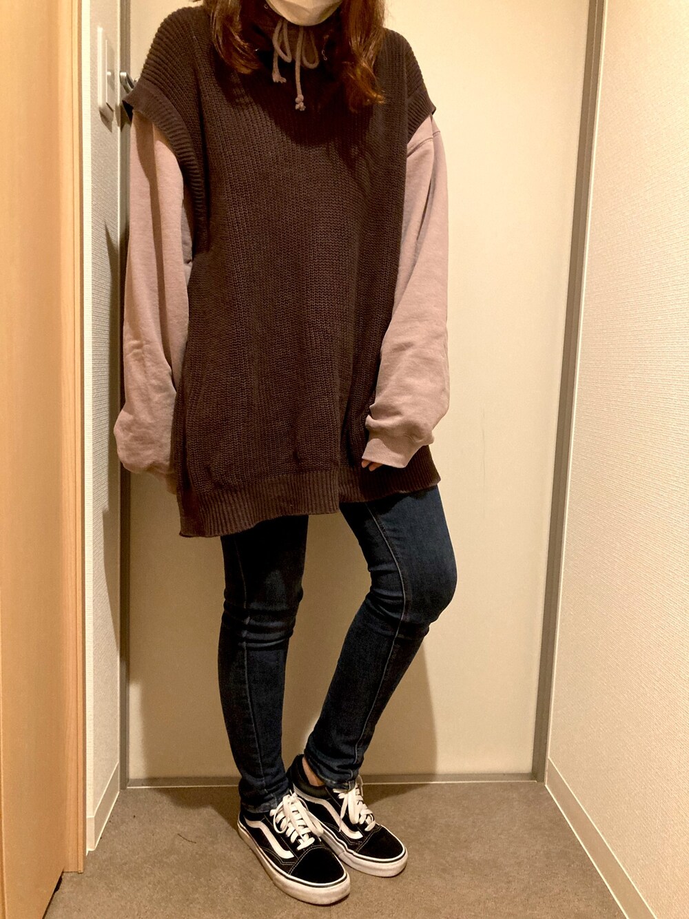 「ラブアンドピース2021、ベスト、カジュアルコーデ、ラクチンコーデ、メンズライク、シンプルコーデ、パンツスタイル、秋服、ベージュ、ビックシルエット」｜「WYM LIDNMの【WYM LIDNM】HEAVY WEIGHT WIDE PARKA（パーカー、ブラウン系）」を使った、rihoさん（レディース・158cm）の秋コーディネートの1枚目の写真