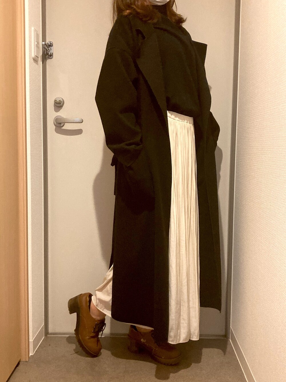 「秋コーデ、秋冬コーデ、秋服準備はじめました、オトナ女子、モノトーン、シンプル、プチプラ、プチプラコーデ、ロングコート、ロングスカート」｜「SpRay PREMIUMのアイテム（ステンカラーコート、ブラック系）」を使った、rihoさん（レディース・158cm）の秋コーディネートの1枚目の写真