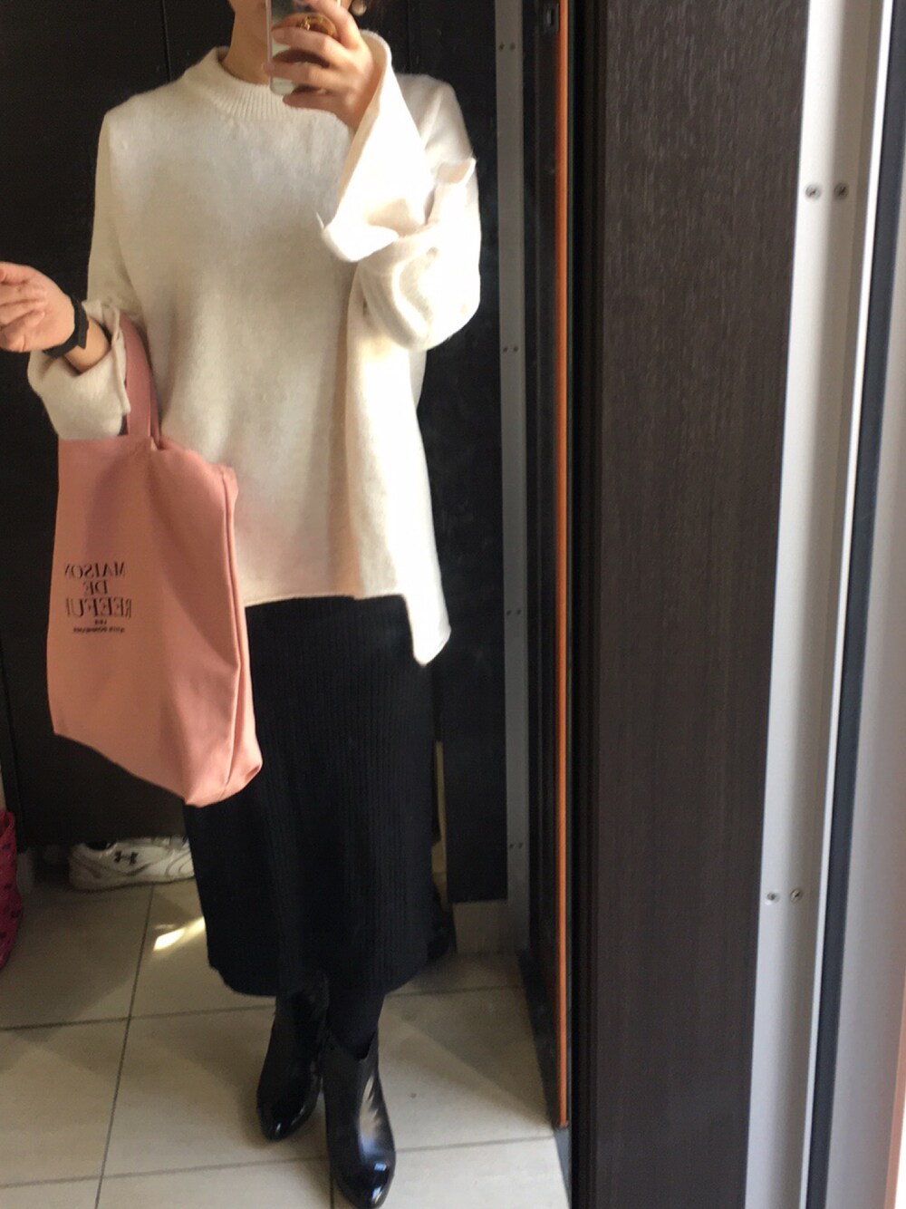 「シンプル、白ニット、リボンスリーブ」｜「ZARAのアイテム（ニット/セーター、ホワイト系）」を使った、umiさん（レディース・160cm）の冬コーディネートの1枚目の写真