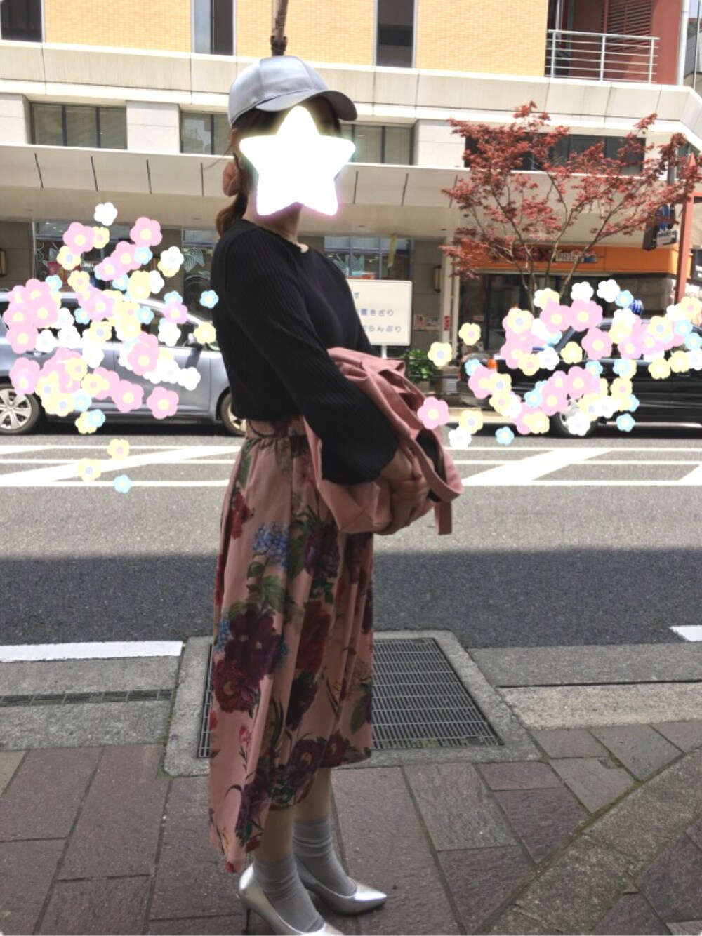 「花柄スカート、シルバーパンプス、キャップ」｜「H&Mのアイテム（キャップ、シルバー系）」を使った、umiさん（レディース・160cm）の春コーディネートの1枚目の写真