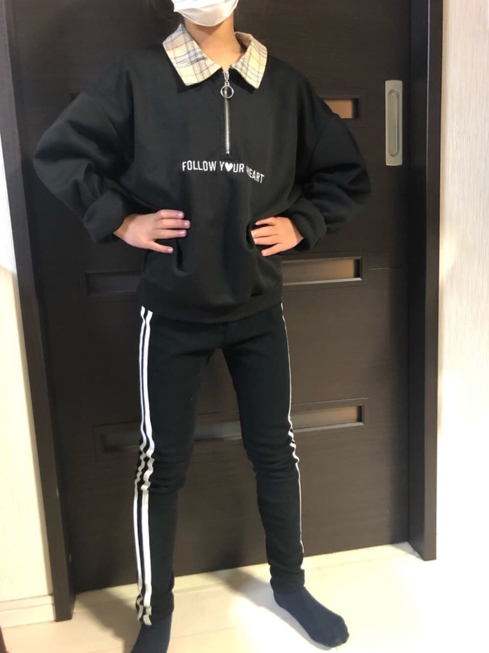 「ゆるコーデ、ブラックコーデ、ラインパンツ、キッズファッション、小学生コーデ」｜「しまむらのアイテム（Tシャツ/カットソー、ブラック系）」を使った、umiさん（キッズ・135cm）の冬コーディネートの1枚目の写真