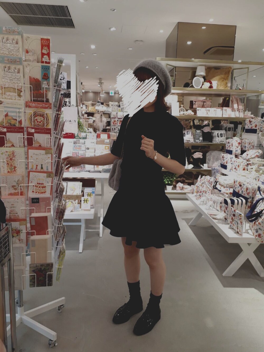「アーバンリサーチ、秋コーデ、ベレー帽、ミニスカート、ファー小物、若いって素晴らしい、コク色シャドウ」｜「SENSE OF PLACE by URBAN RESEARCHのリブクルーネックセーター(5分袖)（ニット/セーター、グリーン系）」を使った、mauさん（レディース・160cm）の秋コーディネートの1枚目の写真