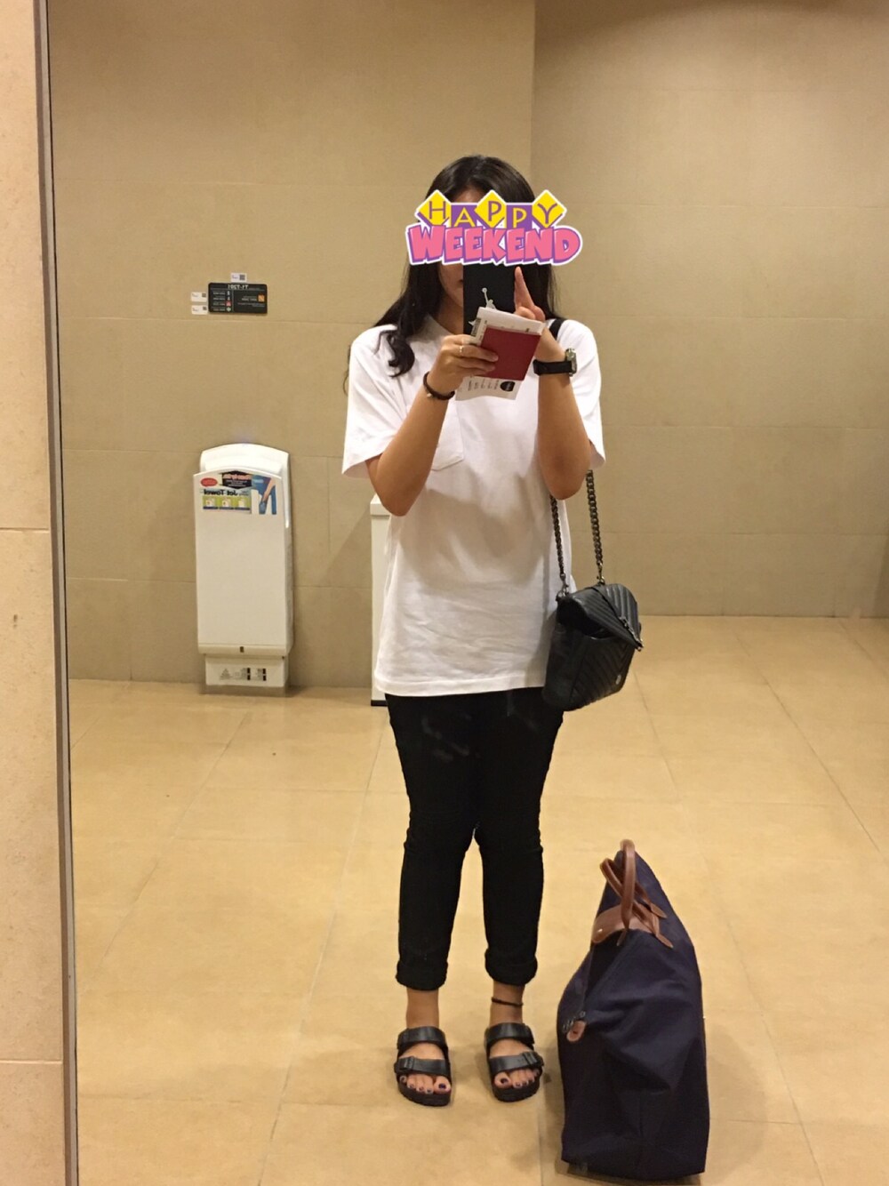 「airport style、Casualwear、simple free、HOLIDAY2017SUMMER」｜「SAINT LAURENT PARISのアイテム（メッセンジャーバッグ、ブラック系）」を使った、Jiさん（レディース・168cm）の春コーディネートの1枚目の写真