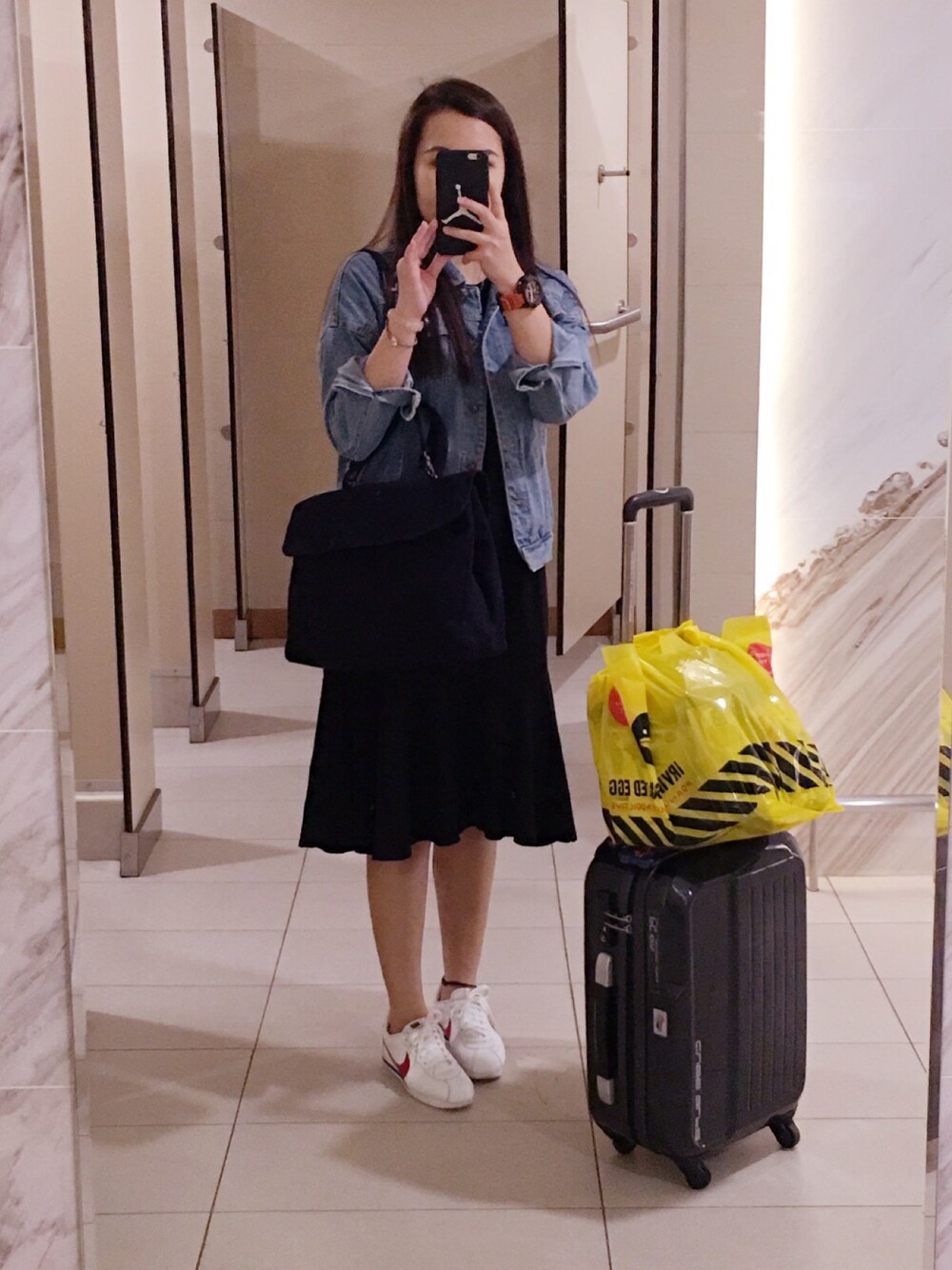 「ootd、airportoutfit、Casualwear、comfortable」｜「kwaniのアイテム（ショルダーバッグ、ブルー系）」を使った、Jiさん（レディース・168cm）の秋コーディネートの1枚目の写真