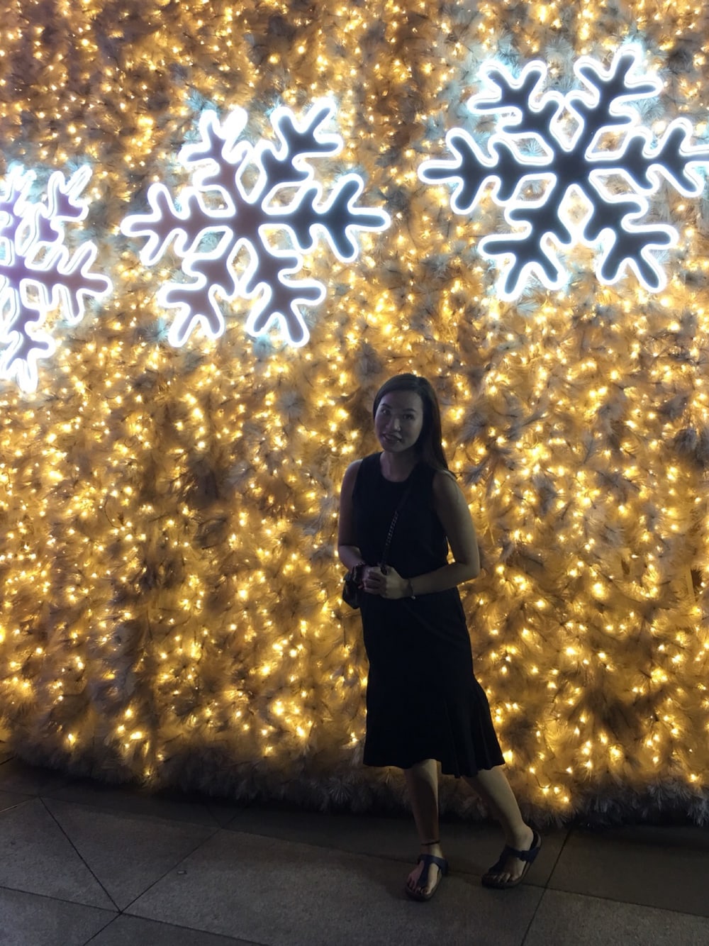 「Casualwear、casual style、aslongasconfortable、Christmas tree、Christmas light on」｜「Yves Saint Laurentのアイテム（ショルダーバッグ、ブラック系）」を使った、Jiさん（レディース・168cm）の冬コーディネートの1枚目の写真