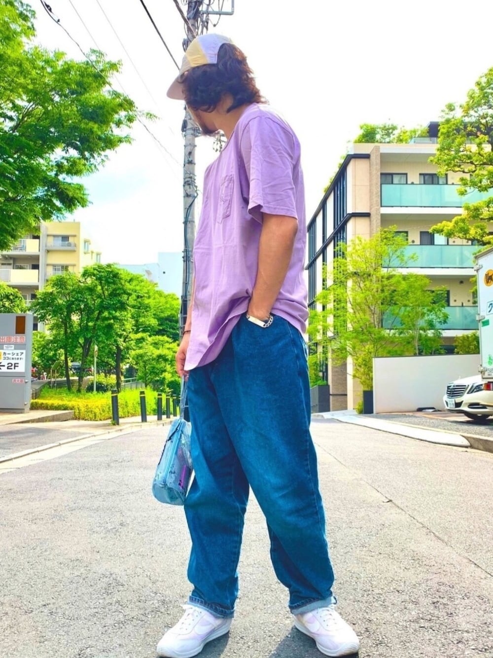 ピンク系のTシャツ/カットソー、ブルー系のボディバッグ/ウエストポーチ、ホワイト系のスニーカーを着用したメンズの夏コーディネートの1枚目の写真